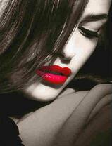 Милая девушка с красной помадой