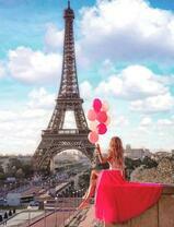 Девушка в ясный день на крыше Парижа