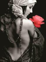 Девушка в платке с красной розочкой