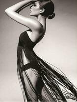 Девушка в оригинальном платье