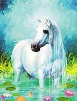 Белая лошадь в озере среди лотосов