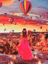 Девушка на скале с видом на Каппадокию