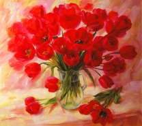 Прозрачный кувшин с красными тюльпанами