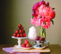 Букет тюльпанов и натюрморт из ягод