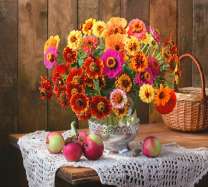 Яблоки и букет осенних цветов в вазе