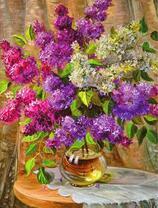 Прозрачная вазочка с пышным букетом сирени