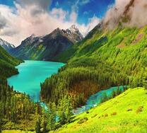 Сказочный вид на горное ущелье