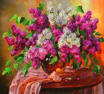 Белая и фиолетовая сирень в одной прозрачной вазе