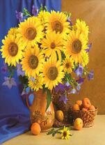 Букет цветов и колокольчиков на столе с абрикосами