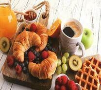 Завтрак с фруктами, круассанами и кофе