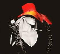 Блондинка в перчатках и красной шляпе