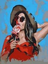 Девушка в шляпе с большим леденцом