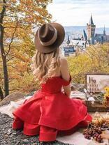 Девушка в шляпке на фоне замка