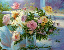 Букет садовых роз на столе