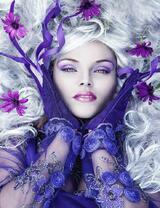 Девушка в фиолетовом наряде среди цветов