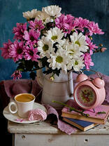 Букет хризантем, кофе и будильник