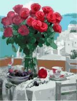 Большой букет алых роз на столе с фруктами