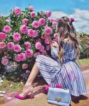 Девушка у куста с розами