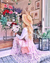 Девушка в шляпке выбирает цветы