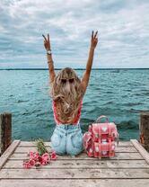 Жизнерадостная девушка у океана