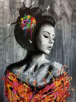 Гейша в ярком наряде