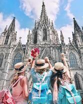 Девушки на экскурсии в Барселоне