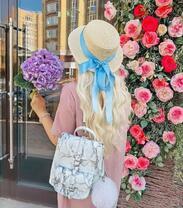 Романтичная девушка с гортензией