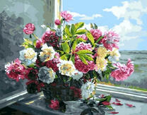 Большой букет пионов в корзине