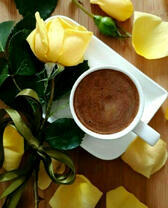 Нежная роза и чашечка кофе