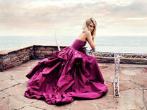 Девушка в ярко-сиреневом платье