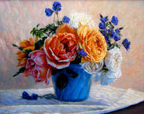 Розы с полевыми цветами в небольшой вазе