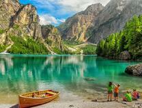 Обворожительное озеро среди гор