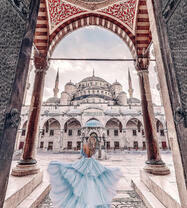 Девушка в небесном платье возле мечети