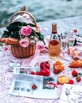 Вино, цветы и ягоды