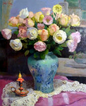 Букет эустомы в китайской вазе и подсвечник