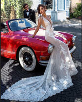 Молодожены на красном ретро-авто