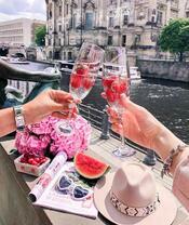 Романтический завтрак в дневном городе