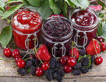 Вишневое, клубничное и ежевичное варенье