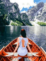 Девушка в лодке на горном озере