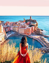 Девушка на фоне приморского городка