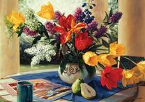 Весенний букет на столе с грушей