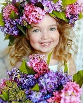 Милая девочка с цветочным венком на голове