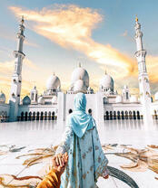 Девушка у белой мечети