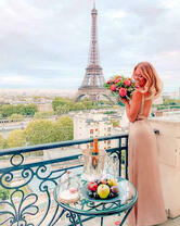 Девушка на фоне центра Парижа