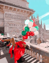 Девушка с воздушными шарами на террасе