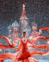 Девушка в красном на фоне Благовещенского собора