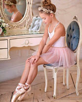 Маленькая балерина у зеркала