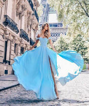 Парящая девушка на улицах Парижа