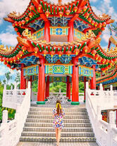 Девушка у входа в китайский храм