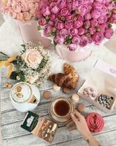 Чай с круассаном и букет роз